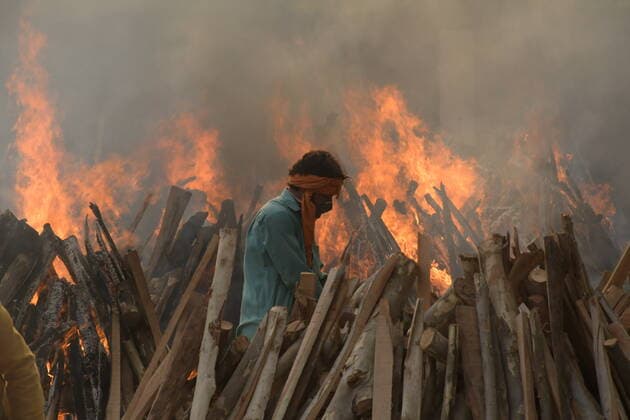 Coronavirus, Eindrücke aus Indien India: Covid-19 outbreaks in New Delhi Family members and relatives perform last rites of covid-19 victims during mass cremation at Gazipur crematorium in Delhi. New Delhi India Copyright: IshantxChauhan