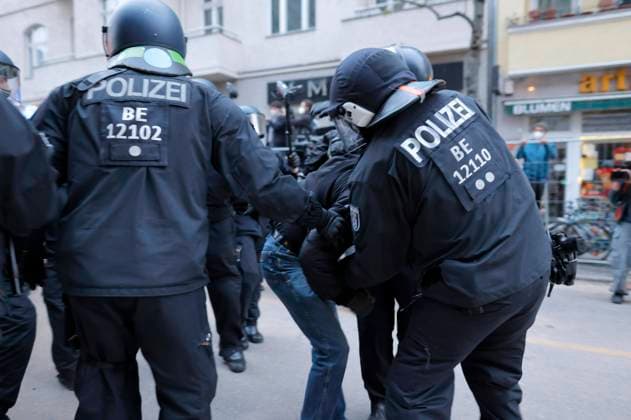 Revolutionäre 1. Mai Demonstration am Hermannplatz. Berlin, 01.05.2021 *** Revolutionary 1 May demonstration at Hermannplatz Berlin, 01 05 2021 Foto:xJ.xMWx xFuturexImage