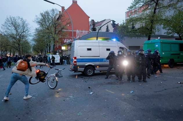 Revolutionäre 1. Mai Demonstration in Neukölln. Bei bei der linksradikalen 1.-Mai-Demo am Abend kommt es zu Ausschreitungen. Demonstranten attackieren Polizisten mit Steinen, Flaschen und Böllern, mehrere Beamte werden verletzt, es kommt zu 240 Festnahmen. Berlin, 01.05.2021 *** Revolutionary 1 May demonstration in Neukölln During the left-wing radical 1 May demonstration in the evening it comes to riots demonstrators attack policemen with stones, bottles and firecrackers, several officials are hurt, it comes to 240 arrests Berlin, 01 05 2021 Foto:xJ.xMWx xFuturexImage