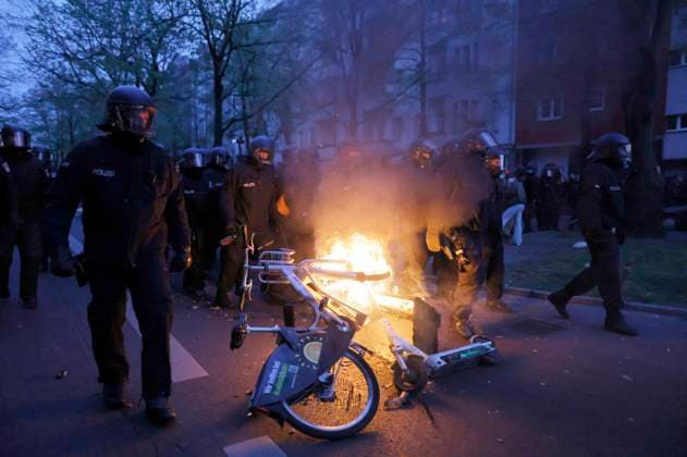 Revolutionäre 1. Mai Demonstration in Neukölln. Bei bei der linksradikalen 1.-Mai-Demo am Abend kommt es zu Ausschreitungen. Demonstranten attackieren Polizisten mit Steinen, Flaschen und Böllern, mehrere Beamte werden verletzt, es kommt zu 240 Festnahmen. Berlin, 01.05.2021 *** Revolutionary 1 May demonstration in Neukölln During the left-wing radical 1 May demonstration in the evening it comes to riots demonstrators attack policemen with stones, bottles and firecrackers, several officials are hurt, it comes to 240 arrests Berlin, 01 05 2021 Foto:xJ.xMWx xFuturexImage
