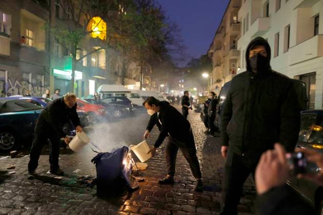 Revolutionäre 1. Mai Demonstration in Neukölln. Bei bei der linksradikalen 1.-Mai-Demo am Abend kommt es zu Ausschreitungen. Demonstranten attackieren Polizisten mit Steinen, Flaschen und Böllern, mehrere Beamte werden verletzt, es kommt zu 240 Festnahmen. Berlin, 01.05.2021 *** Revolutionary 1 May demonstration in Neukölln During the left-wing radical 1 May demonstration in the evening it comes to riots demonstrators attack policemen with stones, bottles and firecrackers, several officials are hurt, it comes to 240 arrests Berlin, 01 05 2021 Foto:xJ.xMWx xFuturexImage