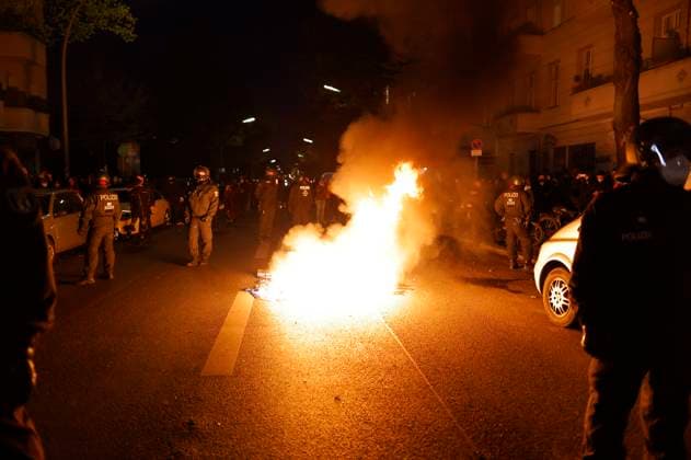 Revolutionäre 1. Mai Demonstration in Neukölln. Bei bei der linksradikalen 1.-Mai-Demo am Abend kommt es zu Ausschreitungen. Demonstranten attackieren Polizisten mit Steinen, Flaschen und Böllern, mehrere Beamte werden verletzt, es kommt zu 240 Festnahmen. Berlin, 01.05.2021 *** Revolutionary 1 May demonstration in Neukölln During the left-wing radical 1 May demonstration in the evening it comes to riots demonstrators attack policemen with stones, bottles and firecrackers, several officials are hurt, it comes to 240 arrests Berlin, 01 05 2021 Foto:xJ.xMWx xFuturexImage
