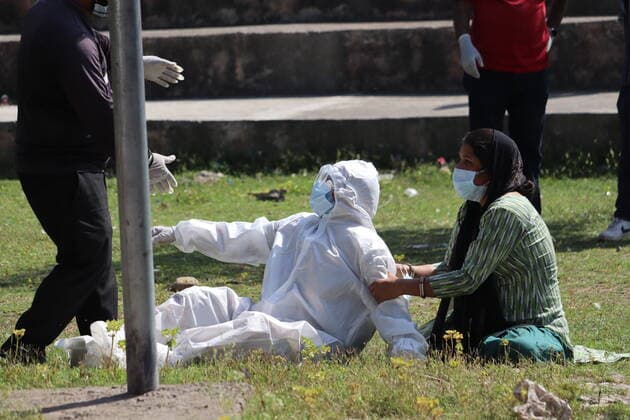 Coronavirus, Eindrücke aus Indien May 1, 2021, Poonch, Jammu and Kashmir, India: A relative of a woman who died of COVID-19 breaks down during cremation in Poonch Poonch India - ZUMAk155 20210501_zip_k155_006 Copyright: xNazimxAlixKhanx