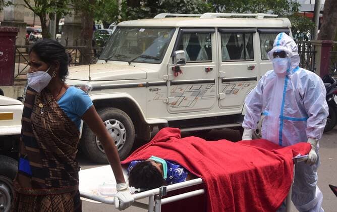Coronavirus, Eindrücke aus Indien May 2, 2021, Prayagraj, Uttar Pradesh, India: Prayagraj: Family members carrying COVID19 Patients to Swaroop Rani Neharu hospital in Prayagraj on Sunday, April 02, 2021. Prayagraj India - ZUMAv115 20210502_zap_v115_005 Copyright: xPrabhatxKumarxVermax