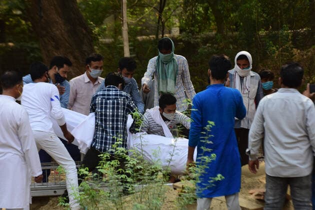 Coronavirus, Eindrücke aus Indien May 2, 2021, Prayagraj, Uttar Pradesh, India: Prayagraj: Family member of a COVID19 victim cremating at a graveyard in Prayagraj on Sunday, April 02, 2021. Prayagraj India - ZUMAv115 20210502_zap_v115_011 Copyright: xPrabhatxKumarxVermax