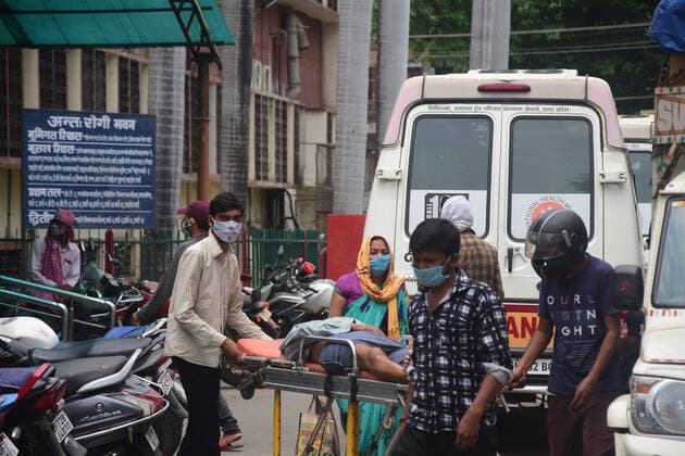 Coronavirus, Eindrücke aus Indien May 2, 2021, Prayagraj, Uttar Pradesh, India: Prayagraj: Family members carrying COVID19 Patients to Swaroop Rani Neharu hospital in Prayagraj on Sunday, April 02, 2021. Prayagraj India - ZUMAv115 20210502_zap_v115_012 Copyright: xPrabhatxKumarxVermax