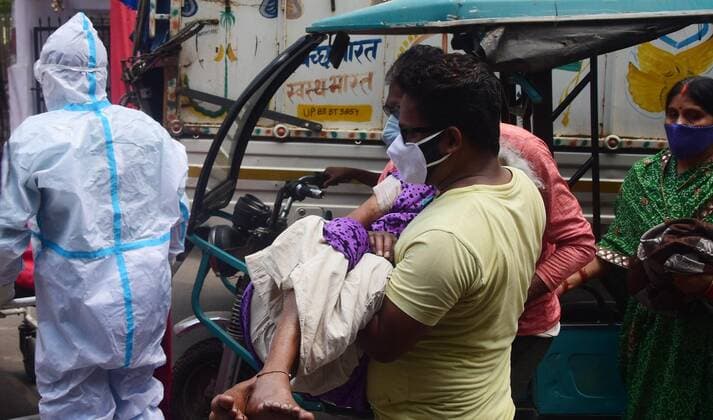 Coronavirus, Eindrücke aus Indien May 2, 2021, Prayagraj, Uttar Pradesh, India: Prayagraj: Family members carrying COVID19 Patients to Swaroop Rani Neharu hospital in Prayagraj on Sunday, April 02, 2021. Prayagraj India - ZUMAv115 20210502_zap_v115_015 Copyright: xPrabhatxKumarxVermax