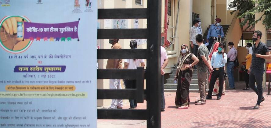 Coronavirus, Eindrücke aus Indien JAIPUR, INDIA - MAY 1: People wait for their turn to get vaccinated against Covid-19 during the third phase of vaccination drive, at a government hospital, on May 1, 2021 in Jaipur, India. (Photo by Himanshu Vyas Hindustan Times) COVID-19 Vaccination Drive
