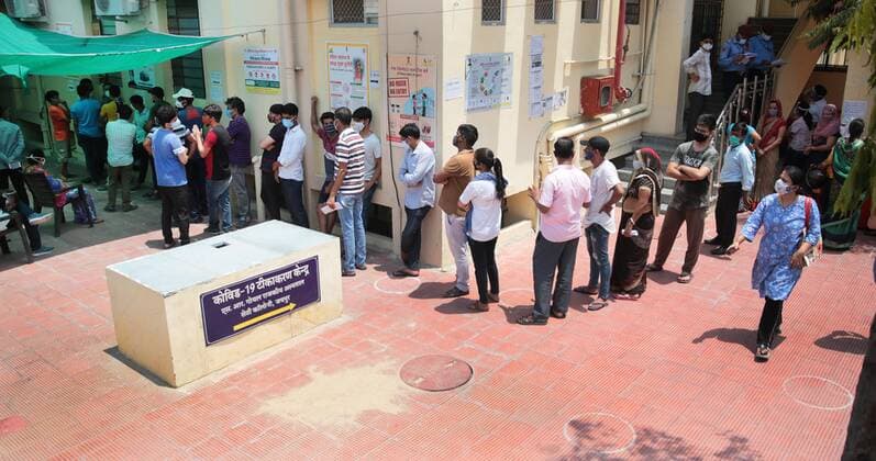 Coronavirus, Eindrücke aus Indien JAIPUR, INDIA - MAY 1: People wait for their turn to get vaccinated against Covid-19 during the third phase of vaccination drive, at a government hospital, on May 1, 2021 in Jaipur, India. (Photo by Himanshu Vyas Hindustan Times) COVID-19 Vaccination Drive