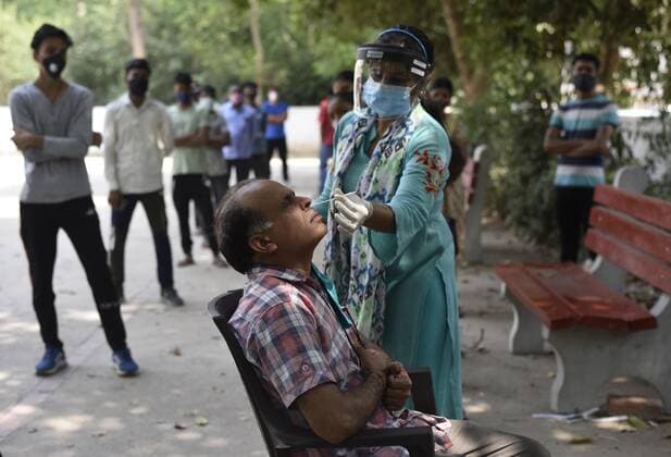Coronavirus, Eindrücke aus Indien GURUGRAM, INDIA - MAY 1: A person gives swab sample for Covid-19 test at Sushant Lok Dispensary, on May 1, 2021 in Gurugram, India. (Photo by Vipin Kumar Hindustan Times) Medical Team Conducts COVID-19 Coronavirus Test