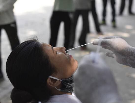 Coronavirus, Eindrücke aus Indien GURUGRAM, INDIA - MAY 1: A person gives swab sample for Covid-19 test at Sushant Lok Dispensary, on May 1, 2021 in Gurugram, India. (Photo by Vipin Kumar Hindustan Times) Medical Team Conducts COVID-19 Coronavirus Test