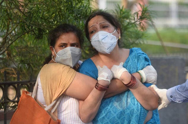 Coronavirus, Eindrücke aus Indien NEW DELHI, INDIA - MAY 1: Relatives of a Covid-19 victim mourn outside Batra hospital, in Tughlakabad, on May 1, 2021 in New Delhi, India. At least 12 people died in Delhi?s Batra hospital on Saturday due to shortage of oxygen. (Photo by Amal KS Hindustan Times) Covid Death Toll Continues To Rise In India