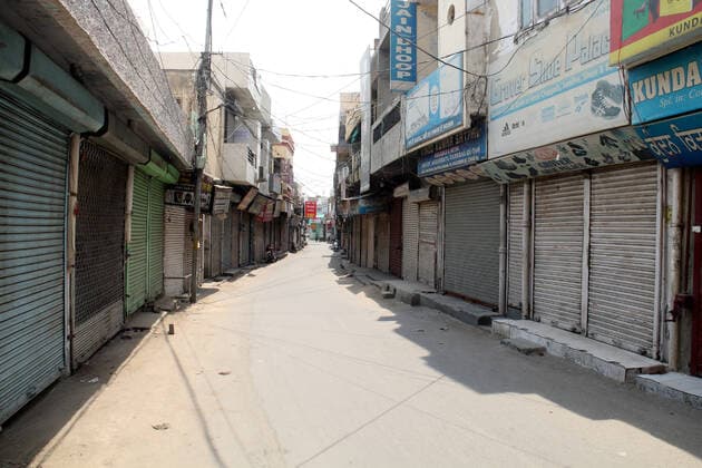 Coronavirus, Eindrücke aus Indien BATHINDA, INDIA - MAY 1: A market area wears a deserted look during the weekend lockdown against Covid-19, on May 1, 2021 in Bathinda, India. (Photo by Sanjeev Kumar Hindustan Times) Daily Life Amid Coronavirus Pandemic In India
