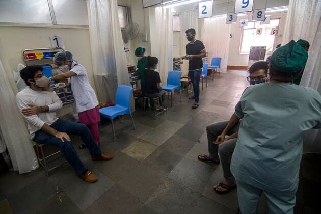 Coronavirus, Eindrücke aus Indien MUMBAI, INDIA - MAY 1: A medic administers a Covid-19 vaccine to a beneficiary at Nair Hospital, during the third phase of vaccination drive, on May 1, 2021 in Mumbai, India. (Photo by Pratik Chorge Hindustan Times) COVID-19 Vaccination Drive