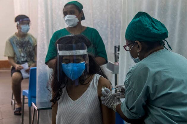 Coronavirus, Eindrücke aus Indien MUMBAI, INDIA - MAY 1: A medic administers a Covid-19 vaccine to a beneficiary at Nair Hospital, during the third phase of vaccination drive, on May 1, 2021 in Mumbai, India. (Photo by Pratik Chorge Hindustan Times) COVID-19 Vaccination Drive