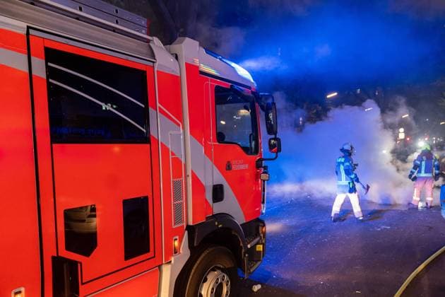 Feuerwehr und Notarzt, Symbolfotos 02.05.2021, Berlin, Deutschland, GER - Brennende Barrikade auf der Sonnenallee in Berlin-Neukölln nach der aufgelösten revolutionären 1. Mai Demonstration. Im Bild: Löschfahrzeug der Berliner Feuerwehr auf der Sonnenallee. . *** 02 05 2021, Berlin, Germany, GER Burning barricade on Sonnenallee in Berlin Neukölln after the dispersed revolutionary 1 May demonstration In the picture fire engine of the Berlin fire brigade on Sonnenallee