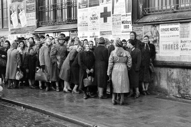 IMAGO History, Eckpunkte Deutscher Geschichte, Nachkriegszeit, Wiederaufbau und Trümmerfrauen Warten bis der Freibankverkauf los geht. Anstellen am Freibank-Gebäude, einer Verkaufsstelle für minderwertiges Fleisch, der Schrannenhalle am Münchener Viktualienmarkt. Fotografiert am 14.11.1949. München Bayern Deutschland *** Waiting for the Freibank sale to start Queuing at the Freibank building, a sales outlet for low-quality meat, the Schrannenhalle at the Munich Viktualienmarkt Photographed on 14 11 1949 Munich Bavaria Germany Copyright: xSammlungxRolfxPossx