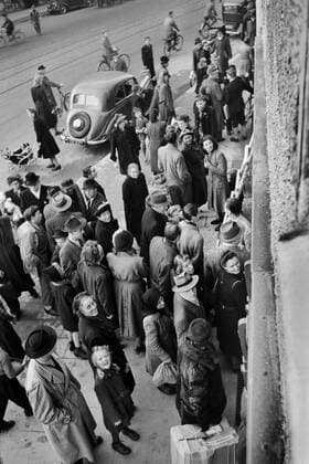 Wartende Personen. Menschenmenge in der Rosenheimerstraße in München. Fotografiert am 06.12.1949. München Bayern Deutschland *** Waiting people crowd in Rosenheimerstrasse in Munich Photographed on 06 12 1949 Munich Bavaria Germany Copyright: xSammlungxRolfxPossx