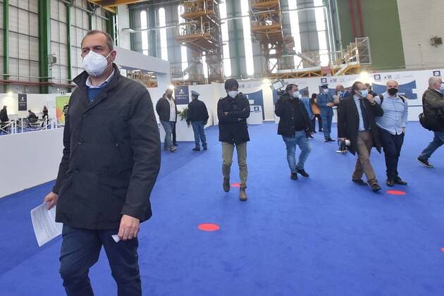 Foto IPP Felice De Martino Napoli 02 05 2021 Cronaca Inaugurazione hub vaccinale interaziendale di Capodichino nell hangar Atitech Nella foto: Luigi De Magistris Sindaco di Napoli Italy Photo Press World