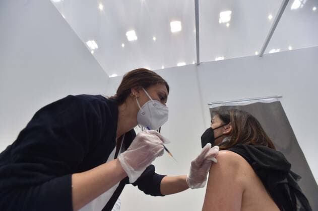 Foto IPP Felice De Martino Napoli 02 05 2021 Cronaca Inaugurazione hub vaccinale interaziendale di Capodichino nell hangar Atitech Nella foto: Lsomministrazione del vaccino ad una paziente - Italy Photo Press World