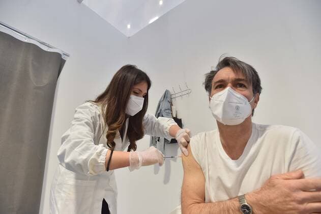 Foto IPP Felice De Martino Napoli 02 05 2021 Cronaca Inaugurazione hub vaccinale interaziendale di Capodichino nell hangar Atitech Nella foto: Lsomministrazione del vaccino ad un paziente - Italy Photo Press World