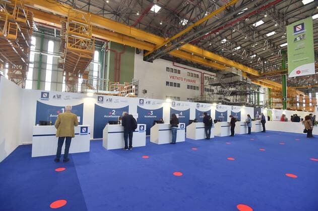 Foto IPP Felice De Martino Napoli 02 05 2021 Cronaca Inaugurazione hub vaccinale interaziendale di Capodichino nell hangar Atitech Nella foto: Inaugurazione hub vaccinale interaziendale di Capodichino nell hangar Atitech Italy Photo Press World