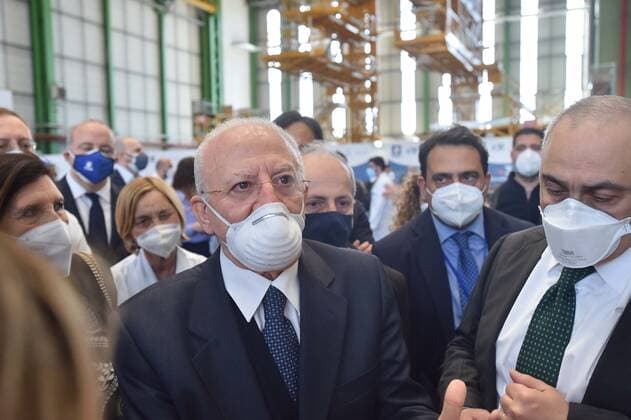 Foto IPP Felice De Martino Napoli 02 05 2021 Cronaca Inaugurazione hub vaccinale interaziendale di Capodichino nell hangar Atitech Nella foto: Vincenzo De Luca Presidente Regione Campania Italy Photo Press World