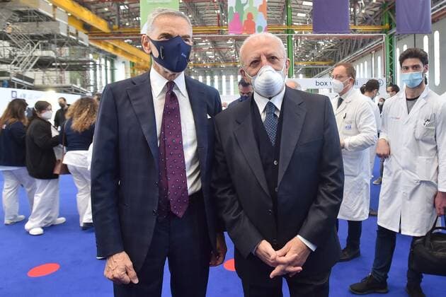 Foto IPP Felice De Martino Napoli 02 05 2021 Cronaca Inaugurazione hub vaccinale interaziendale di Capodichino nell hangar Atitech Nella foto: Giovanni Lettieri Presidente Atitech e Vincenzo De Luca Presidente Regione Campania Italy Photo Press World