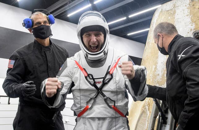 News Bilder des Tages May 2, 2021, Panama City, Florida, USA: NASA astronaut Mike Hopkins is helped out of the SpaceX Crew Dragon Resilience spacecraft onboard the SpaceX GO Navigator recovery ship after he, NASA astronauts Shannon Walker, Victor Glover and Japan Aerospace Exploration Agency (JAXA) astronaut Soichi Noguchi, landed in the Gulf of Mexico off the coast of Panama City, Florida, Sunday, May 2, 2021. NASA™s SpaceX Crew-1 mission was the first crew rotation flight of the SpaceX Crew Dragon spacecraft and Falcon 9 rocket with astronauts to the International Space Station as part of the agency™s Commercial Crew Program. .Mandatory Credit: NASA via CNP Panama City USA - ZUMAs152 20210502_zaa_s152_006 Copyright: xBillxIngallsx