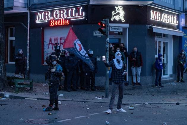 Revolutionäre 1. Mai Demonstration Berlin 01.05.2021 Unter dem Motto: Yallah Klassenkampf demonstrieren mehrere Tausend Menschen auf der revolutionären Maidemonstration in Berlin Kreuzberg und Neukölln. *** Revolutionary 1 May Demonstration Berlin 01 05 2021 Under the slogan Yallah class struggle several thousand people demonstrate at the revolutionary May Day demonstration in Berlin Kreuzberg and Neukölln
