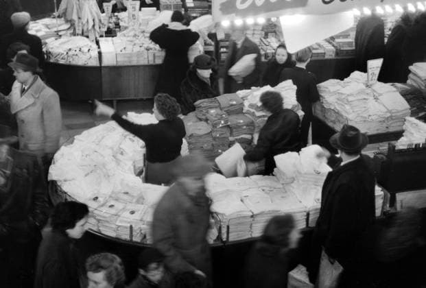 Auf Schnäppchenjagd. Winterschlussverkauf bei Kaufhof am Stachus. Fotografiert in München am 11.02.1954. München Bayern Deutschland *** Bargain hunting Winter sale at Kaufhof am Stachus Photographed in Munich on 11 02 1954 Munich Bavaria Germany Copyright: xSammlungxRolfxPossx