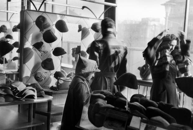 Auf Schnäppchenjagd. Winterschlussverkauf bei Kaufhof am Stachus. Fotografiert in München am 11.02.1954. München Bayern Deutschland *** Bargain hunting Winter sale at Kaufhof am Stachus Photographed in Munich on 11 02 1954 Munich Bavaria Germany Copyright: xSammlungxRolfxPossx