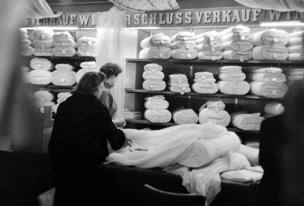 Auf Schnäppchenjagd. Winterschlussverkauf bei Kaufhof am Stachus. Fotografiert in München am 11.02.1954. München Bayern Deutschland *** Bargain hunting Winter sale at Kaufhof am Stachus Photographed in Munich on 11 02 1954 Munich Bavaria Germany Copyright: xSammlungxRolfxPossx