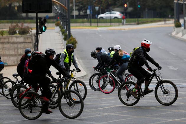 Santiago 2 May 2021 Thousands of athletes use the sports strip during the coronavirus pandemic Marcelo Hernandez Atonchile, Santiago Chile Aton 506234  Copyright: MARCELOxHERNANDEZ ATONCHILE