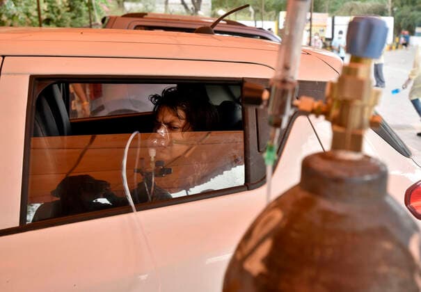 NEW DELHI, INDIA - MAY 2: A Covid-19 patient receiving oxygen support in a car at an Oxygen langar by Gurdwara Damdama Sahib, on May 2, 2021 in New Delhi, India. (Photo by Sanjeev Verma Hindustan Times ) Gurudwara Damdama Sahib Runs Oxygen Langar In Delhi
