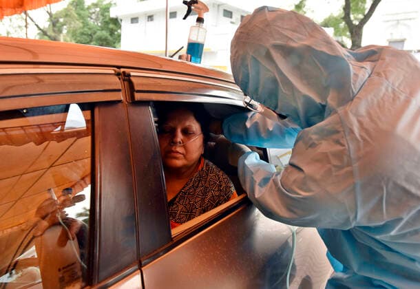 NEW DELHI, INDIA - MAY 2: A Covid-19 patient receiving oxygen support in a car at an Oxygen langar by Gurdwara Damdama Sahib, on May 2, 2021 in New Delhi, India. (Photo by Sanjeev Verma Hindustan Times ) Gurudwara Damdama Sahib Runs Oxygen Langar In Delhi