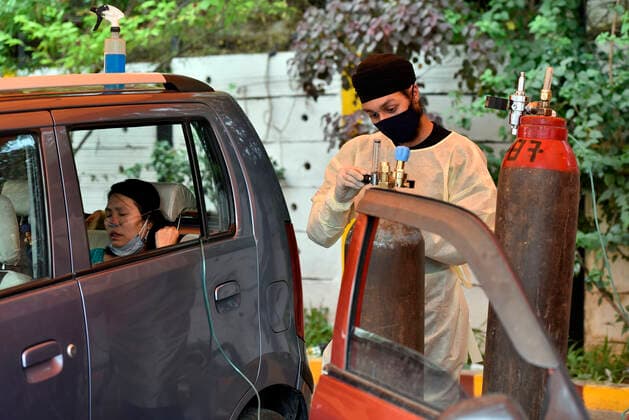 NEW DELHI, INDIA - MAY 2: A Covid-19 patient receiving oxygen support in a car at an Oxygen langar by Gurdwara Damdama Sahib, on May 2, 2021 in New Delhi, India. (Photo by Sanjeev Verma Hindustan Times ) Gurudwara Damdama Sahib Runs Oxygen Langar In Delhi