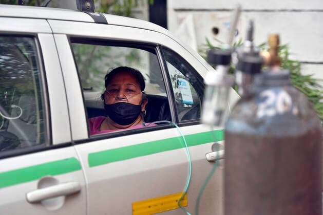 NEW DELHI, INDIA - MAY 2: A Covid-19 patient receiving oxygen support in a car at an Oxygen langar by Gurdwara Damdama Sahib, on May 2, 2021 in New Delhi, India. (Photo by Sanjeev Verma Hindustan Times ) Gurudwara Damdama Sahib Runs Oxygen Langar In Delhi