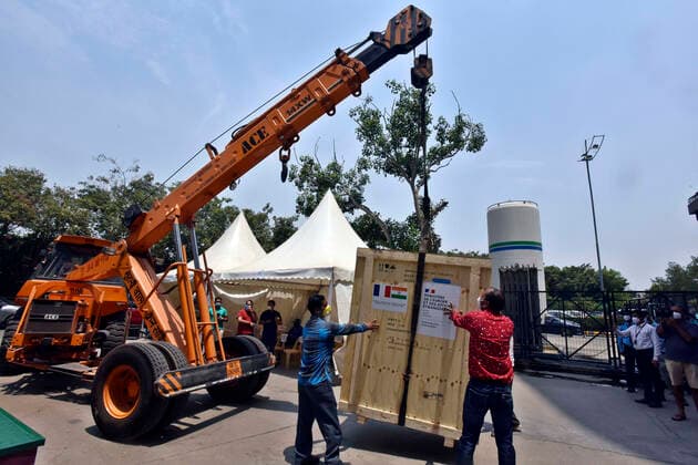 NEW DELHI, INDIA - MAY 2: Oxygen generator and a High-Pressure filling system donated by the Govt. of France to BLK-Max Hospital, being unloaded, on May 2, 2021 in New Delhi, India. (Photo by Sanjeev Verma Hindustan Times ) Daily Life Amid Coronavirus Pandemic In India
