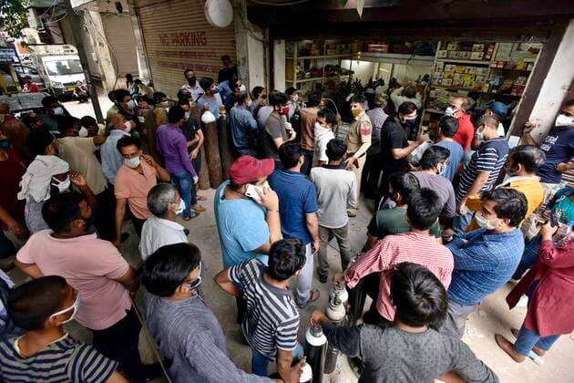 NEW DELHI, INDIA - MAY 2: A rush of people waiting to refill empty oxygen cylinders, at Bhogal Jangpura, on May 2, 2021 in New Delhi, India. (Photo by Sanjeev Verma Hindustan Times ) Daily Life Amid Coronavirus Pandemic In India