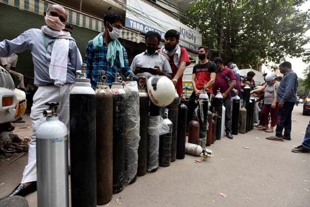 News Bilder des Tages NEW DELHI, INDIA - MAY 2: People wait to refill empty oxygen cylinders, at Bhogal Jangpura, on May 2, 2021 in New Delhi, India. (Photo by Sanjeev Verma Hindustan Times ) Daily Life Amid Coronavirus Pandemic In India