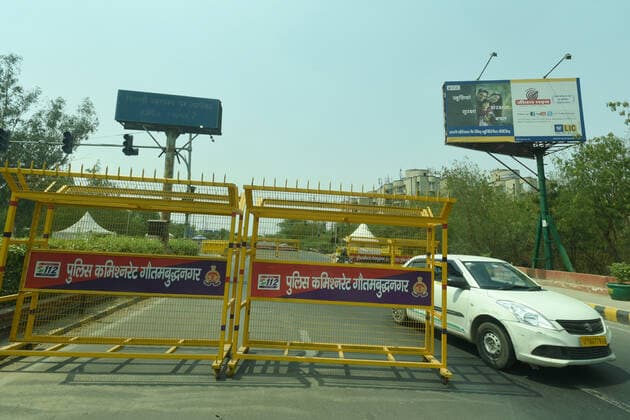 NOIDA, INDIA - MAY 2: Police barricades placed at Noida- Delhi entry gate in Sector 14A during curfew imposed to curb the spread of coronavirus disease (Covid-19), on May 2, 2021 in Noida, India. (Photo by Sunil Ghosh Hindustan Times ) Daily Life Amid Coronavirus Pandemic In India