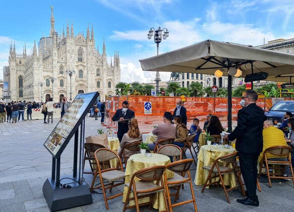 Milan, First Weekend in the Yellow Zone Shops, Bars, Restaurants open In the photo: People in the City Center  Copyright: xSimonaxChiocciax xIPAx xFotosickix