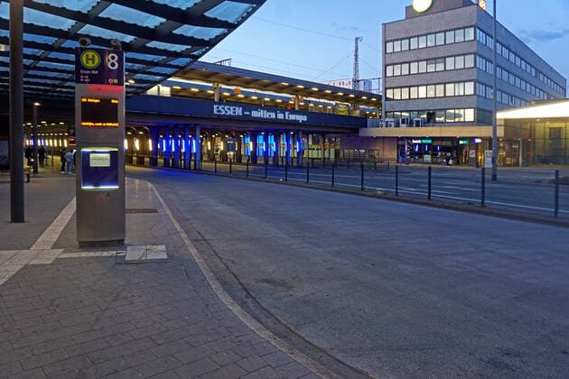 Öffentlicher Stillstand während der Ausgangssperre Ausgangssperre in Essen ab 22 Uhr bis 5 Uhr am Morgen. Impressionen aus der Innenstadt mit leeren Straßen und Plätzen Essen Nordrhein-Westfalen Deutschland Innenstadt