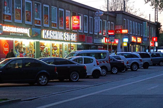 Öffentlicher Stillstand während der Ausgangssperre Ausgangssperre in Essen ab 22 Uhr bis 5 Uhr am Morgen. Impressionen aus der Innenstadt mit leeren Straßen und Plätzen, wie hier im Bahnhofsviertel Essen Nordrhein-Westfalen Deutschland Innenstadt