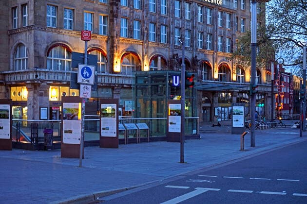 Öffentlicher Stillstand während der Ausgangssperre Ausgangssperre in Essen ab 22 Uhr bis 5 Uhr am Morgen. Impressionen aus der Innenstadt mit leeren Straßen und Plätzen Essen Nordrhein-Westfalen Deutschland