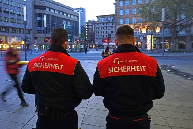 Öffentlicher Stillstand während der Ausgangssperre Ein Sicherheitsdienst beobachtet die Innenstadt während der nächtlichen Ausgangssperre zur Zeit der Coronakrise zwischen 22 und 5 Uhr. Essen Nordrhein-Westfalen Deutschland Innenstadt