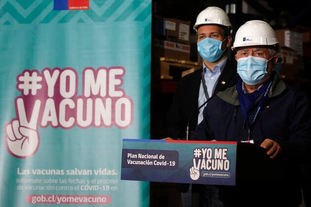 Santiago, May 2, 2021 The Minister of Health, Enrique Paris, together with the Chinese Ambassador to Chile, Niu Qingbao, and the Undersecretary of International Economic Relations, Rodrigo Yanez, receive a new shipment of one and a half million vaccines from the Sinovac laboratory, as part of the vaccination campaign against COVID 19 Jonnathan Oyarzun  Copyright: JONNATHANxOYARZUN ATONxCHILE