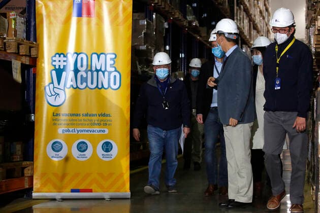 Santiago, May 2, 2021 The Minister of Health, Enrique Paris, together with the Chinese Ambassador to Chile, Niu Qingbao, and the Undersecretary of International Economic Relations, Rodrigo Yanez, receive a new shipment of one and a half million vaccines from the Sinovac laboratory, as part of the vaccination campaign against COVID 19 Jonnathan Oyarzun  Copyright: JONNATHANxOYARZUN ATONxCHILE
