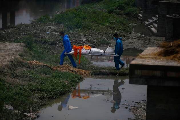 May 3, 2021, Kathmandu, Nepal: Workers from the crematorium carry a body of a COVID-19 victim for cremation rituals on the banks of the Bagmati river, owing to the second wave of the coronavirus pandemic on the fifth-day of a government imposed lockdown on Monday, May 3, 2021. Kathmandu Nepal - ZUMAg200 20210503_zap_g200_005 Copyright: xSkandaxGautamx